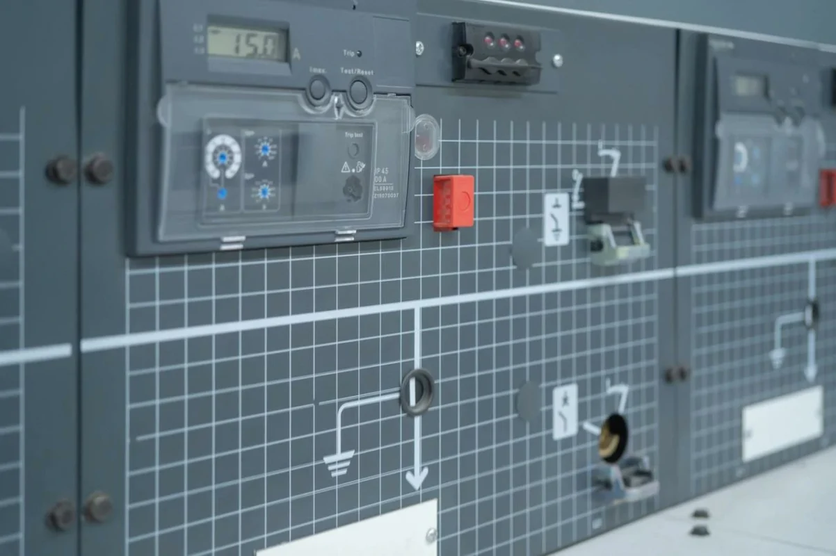 Panel sterowania z zabezpieczeniami przeciwprzepięciowymi dla instalacji fotowoltaicznej.