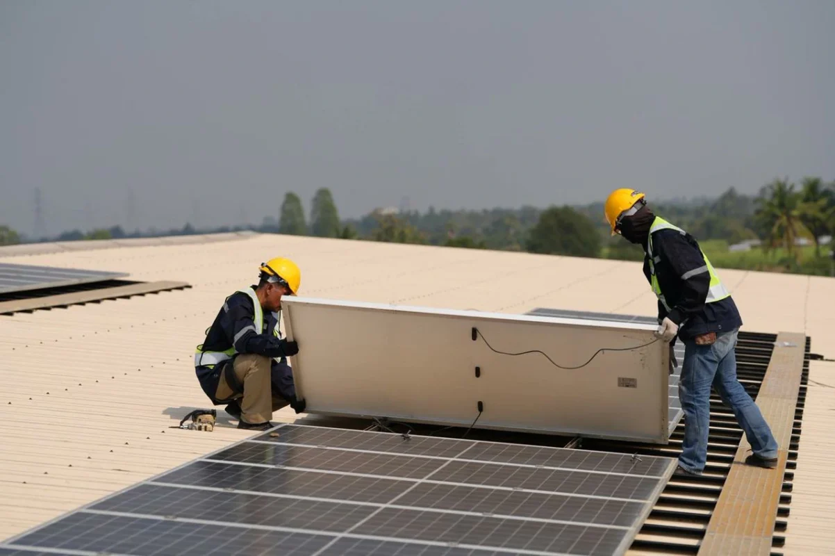 Montaż inwertera hybrydowego 100 kW na dachu, ocena całkowitej ceny rozwiązania.