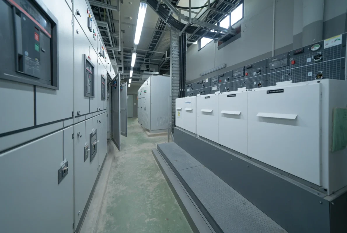 Sala rozdzielcza z systemami inwerterów hybrydowych, zapewniając ciągłość zasilania.