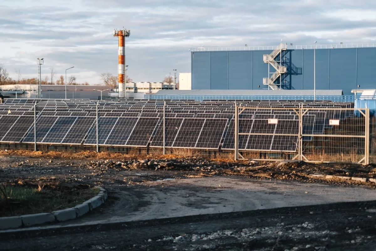 Farmę fotowoltaiczną na terenie przemysłowym, instalacja PV przy budynkach przemysłowych