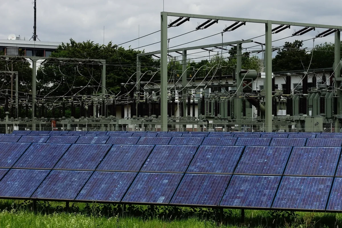 Panele słoneczne zainstalowane w stacji elektroenergetycznej w celu zintegrowania energii odnawialnej z przemysłową siecią energetyczną