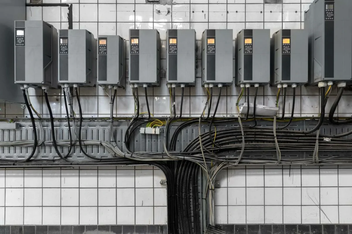Rząd inwerterów fotowoltaicznych odpowiedzialnych za stabilizację napięcia w instalacji PV.