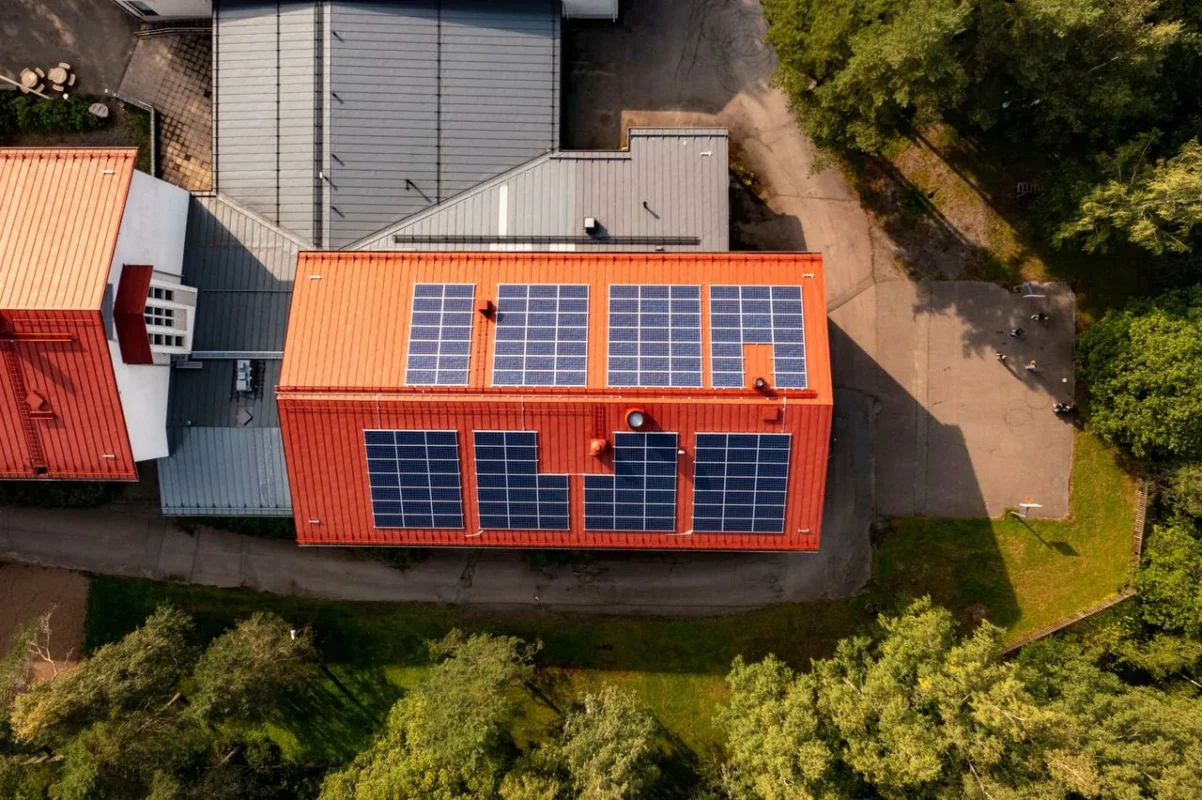 Instalacja PV na dachu budynku, porównanie cen różnych modeli inwerterów hybrydowych 100 kW.