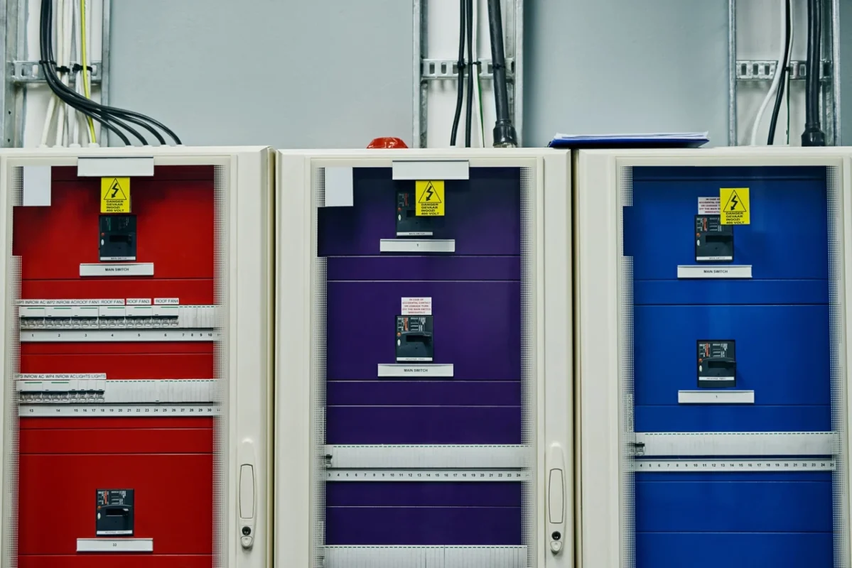 Rozdzielnice elektryczne z systemem zasilania awaryjnego z fotowoltaiki, zapewniające ciągłość pracy.