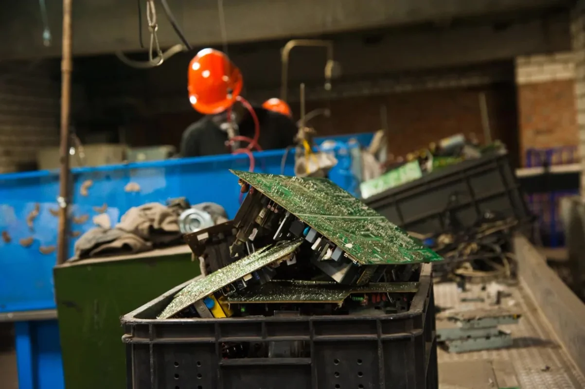 Stos płytek drukowanych w zakładzie recyklingu, reprezentujący elektroodpady falowników PV po zakończeniu eksploatacji