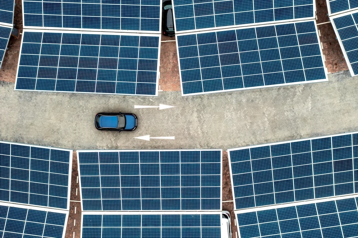 Carport fotowoltaiczny dla firm – energia, korzyści i projekt wiaty fotowoltaicznej na parkingu