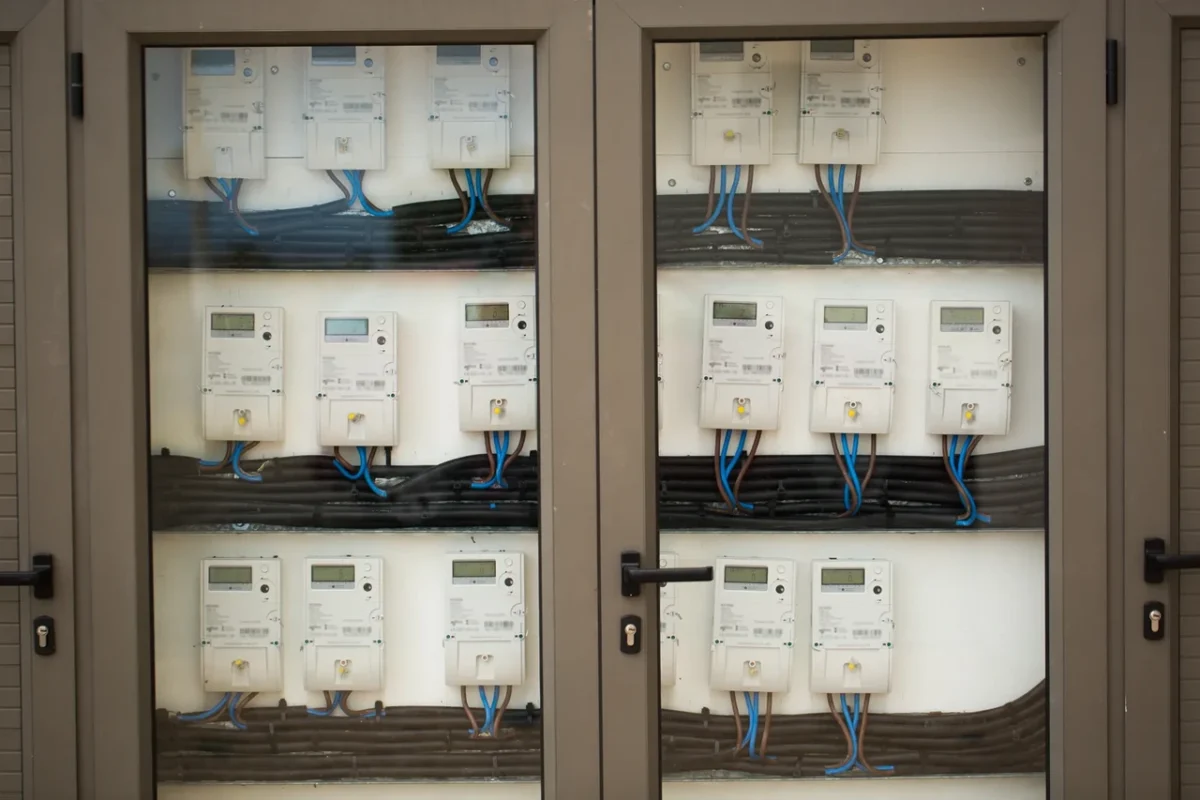Szafa z licznikami energii i okablowaniem DC, prezentując końcowe etapy montażu ochronników przepięć w systemie fotowoltaicznym.