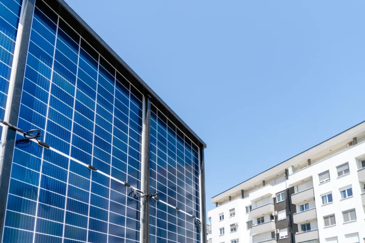 Bliskie ujęcie modułów fotowoltaicznych z widocznymi połączeniami kablowymi, przeznaczonych do montażu w systemach energetycznych budynków mieszkalnych i komercyjnych.