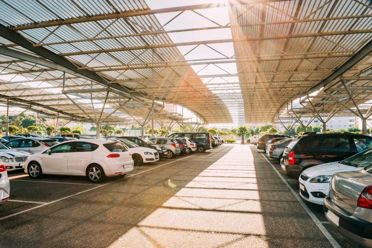 Carport fotowoltaiczny dla firm chroni pojazdy i generuje czystą energię elektryczną w godzinach słonecznych.