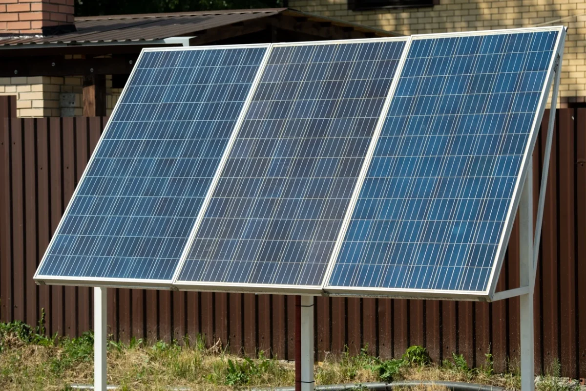 Niezależny układ paneli fotowoltaicznych na gruncie, demonstrujący korzyści z większej liczby MPPT w inwerterze.