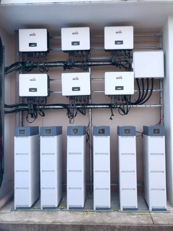 Instalacja z wieloma inwerterami PV i magazynami energii, gdzie optymalne obciążenie zapewnia wysoką sprawność systemu.