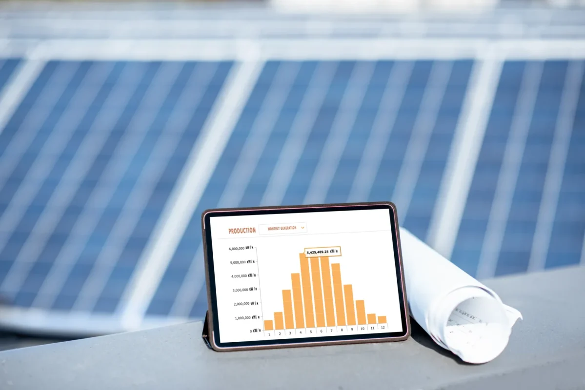 Inżynier analizuje system sterowania energią przy panelu kontrolnym w mieście.