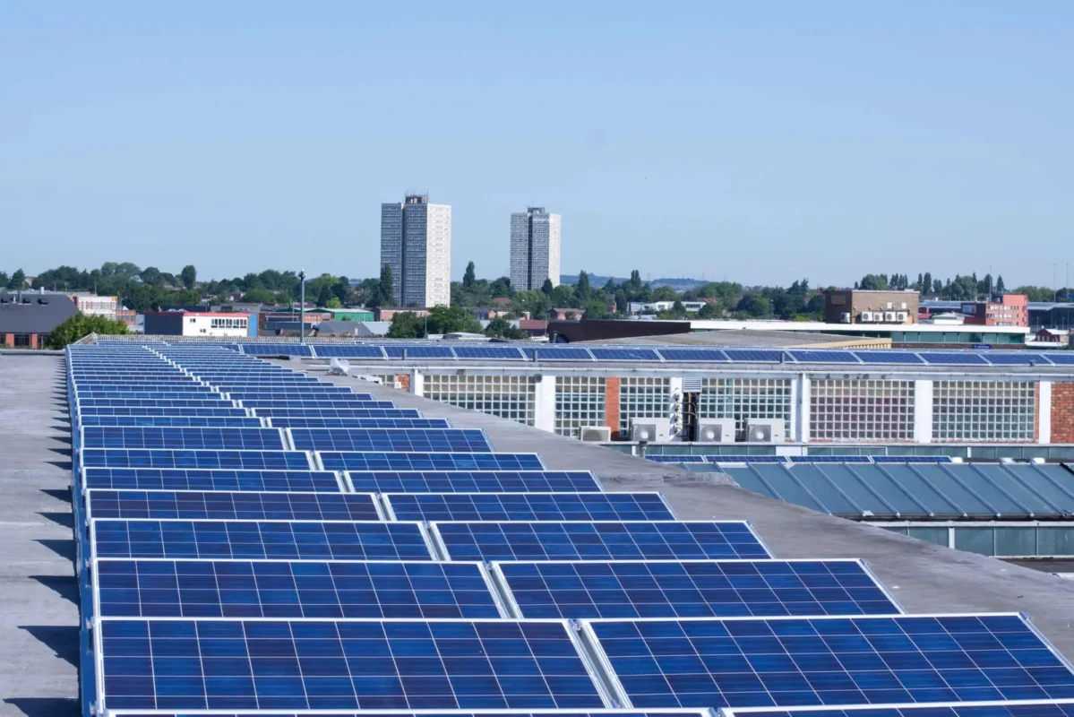 Duża instalacja fotowoltaiczna dostarcza energię do zakładu przemysłowego.
