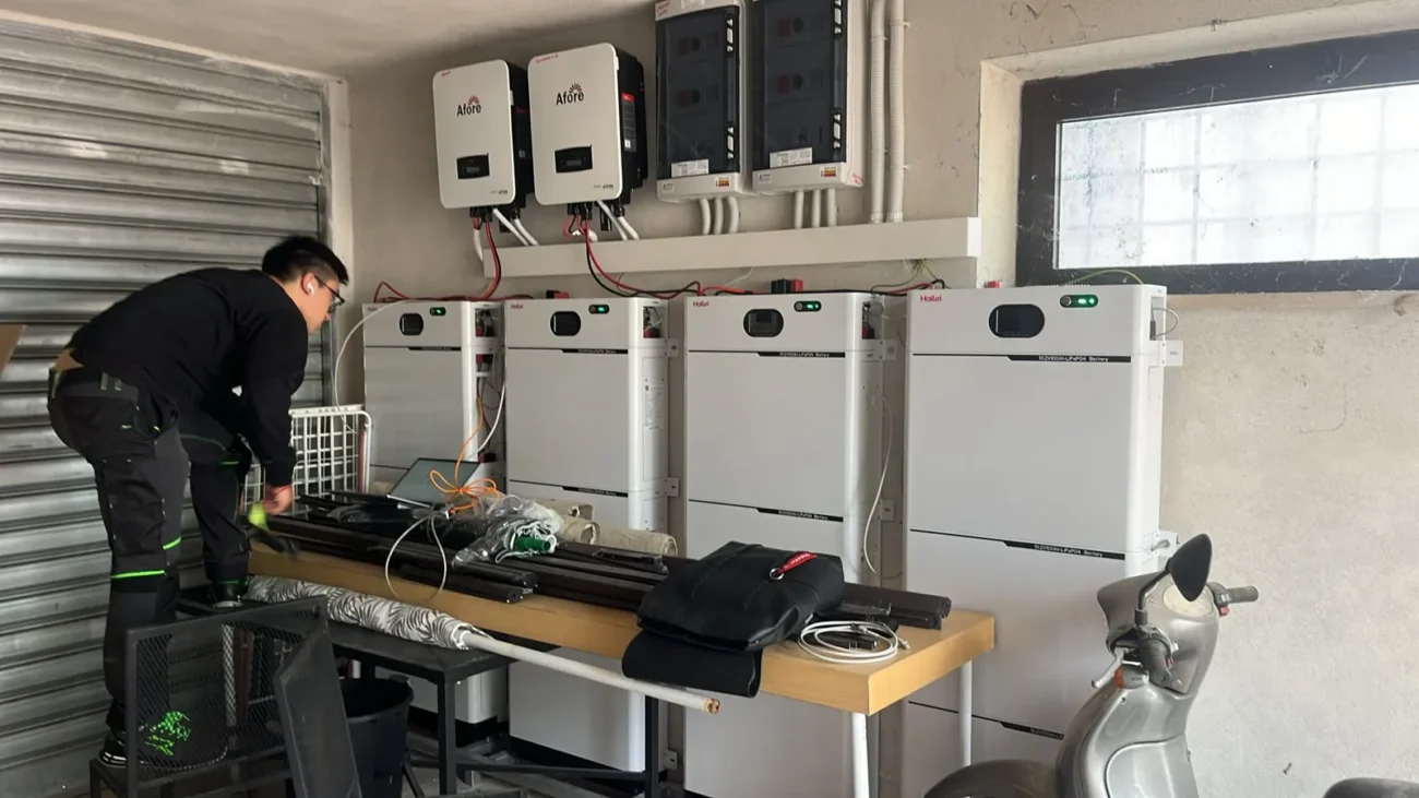 W instalacji znajdują się jednofazowe hybrydowe inwertery fotowoltaiczne z magazynami energii.