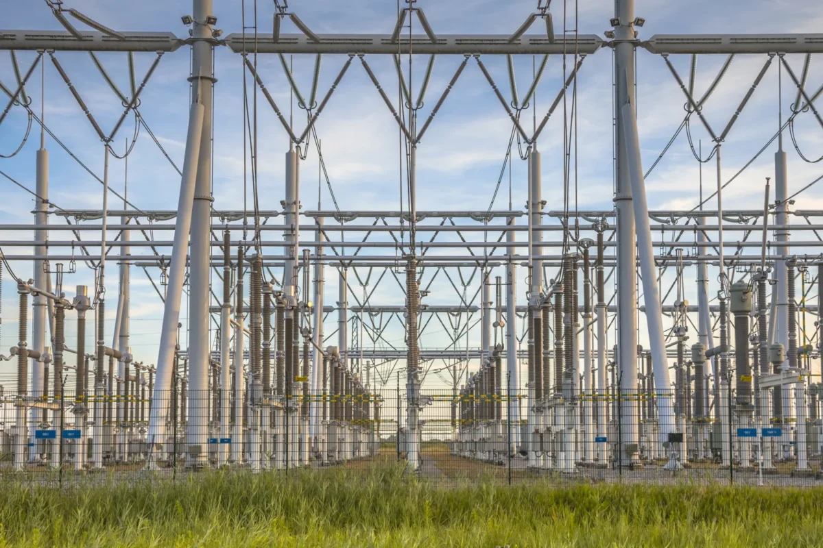 Widok na stację transformatorową i infrastrukturę sieci elektroenergetycznej.