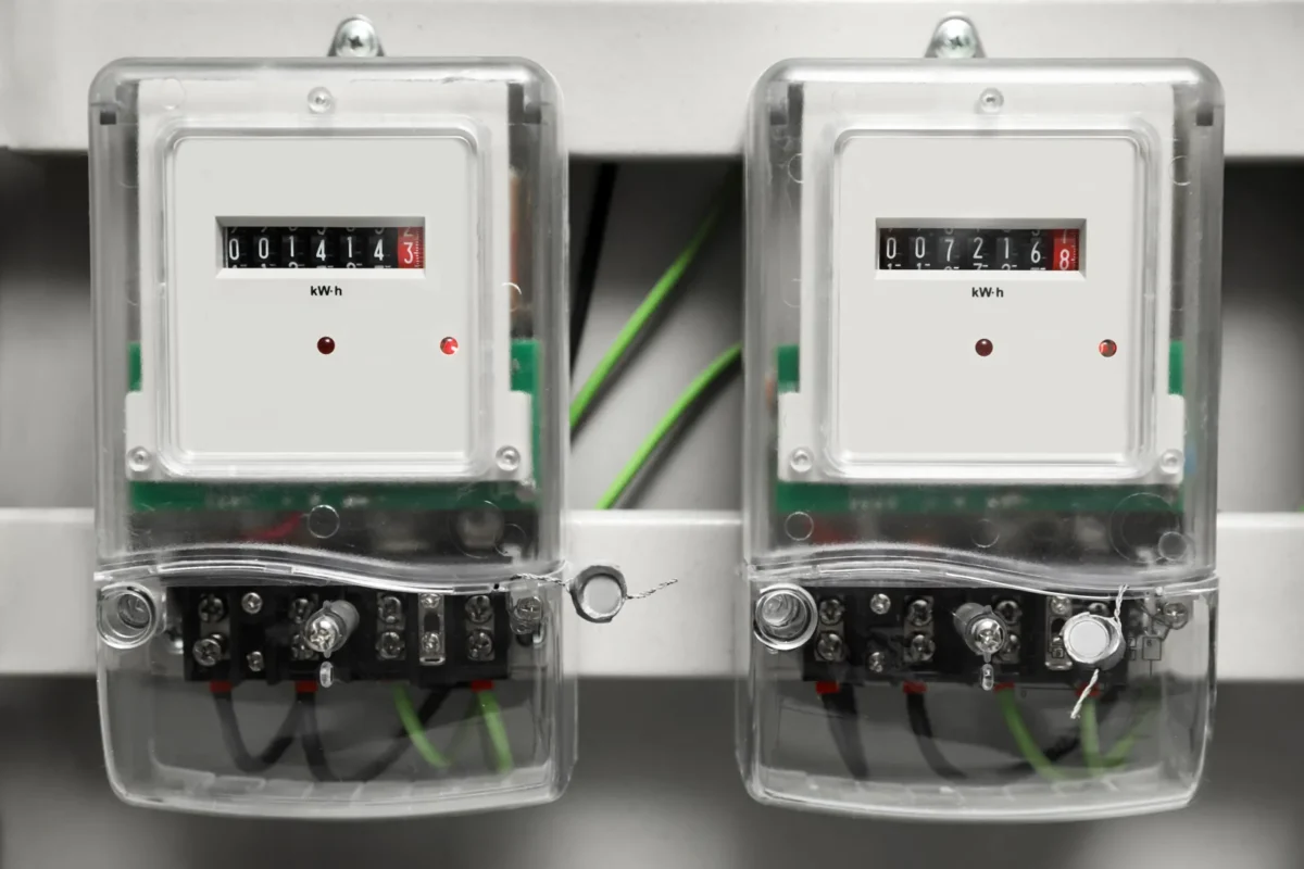 Dwa liczniki energii elektrycznej pokazujące zużycie energii w kWh.