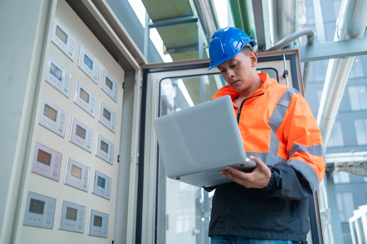 Technik sprawdza i kalibruje działanie magazynu energii zainstalowanego w biurze.