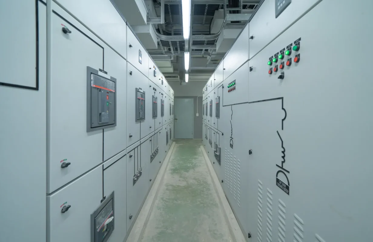 Rozdzielnice elektryczne obsługują i kontrolują magazyn energii w całym obiekcie biurowym.