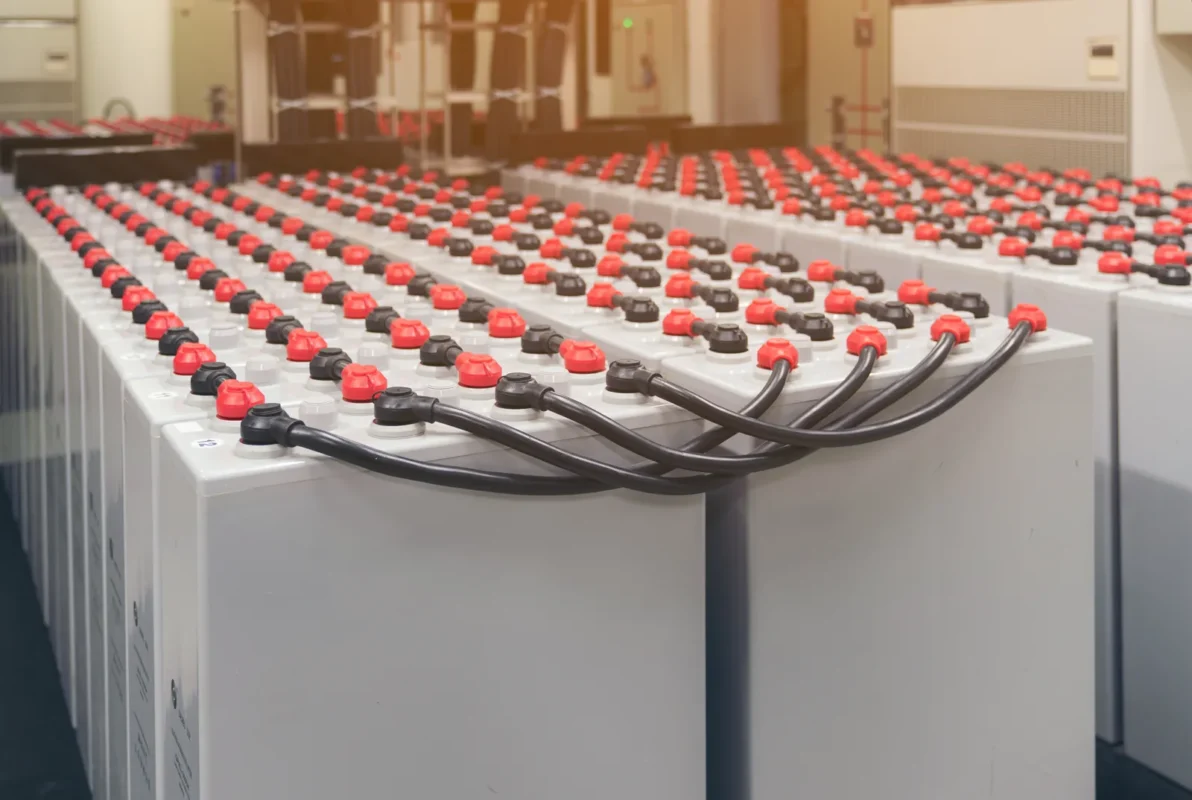 Baterie magazynu energii tworzą podstawę systemu dla potrzeb firmy.