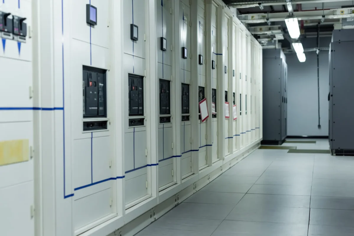 Nowoczesna rozdzielnica elektryczna po kompleksowej modernizacji instalacji OZE