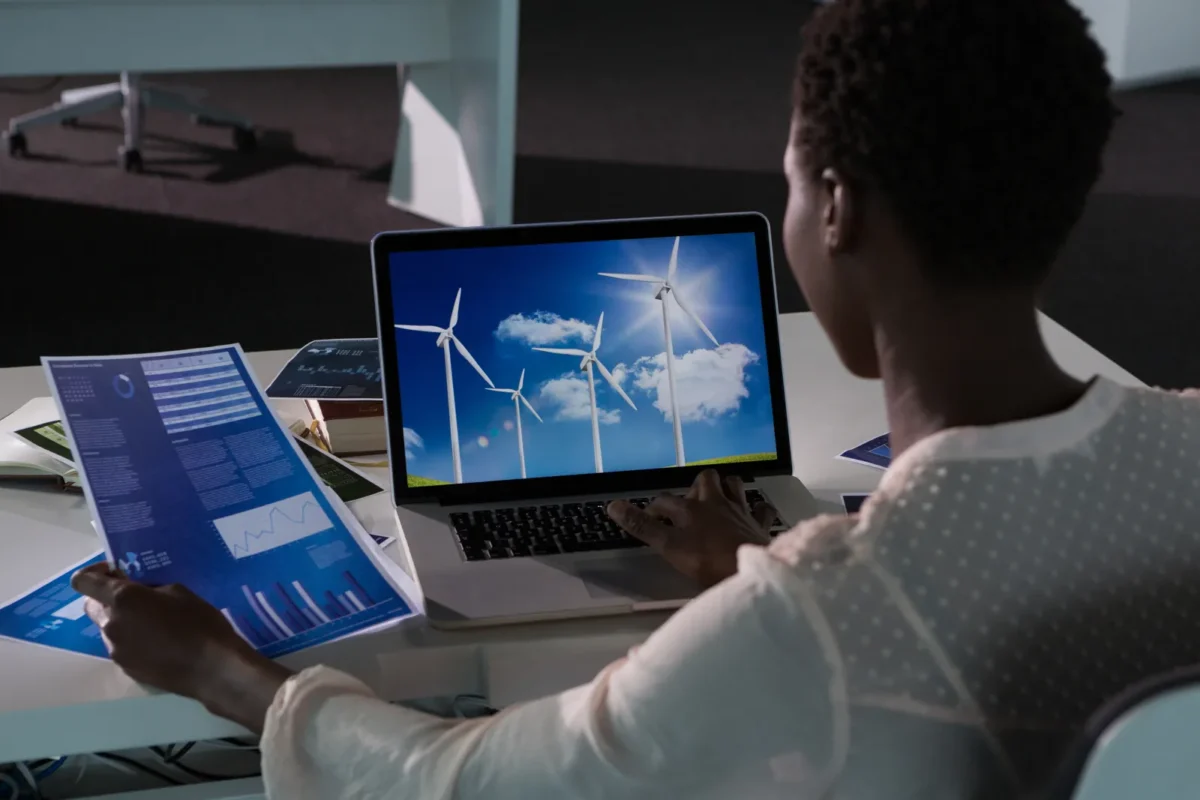 Specjalista analizuje dane o energii odnawialnej do zarządzania wirtualną elektrownią.