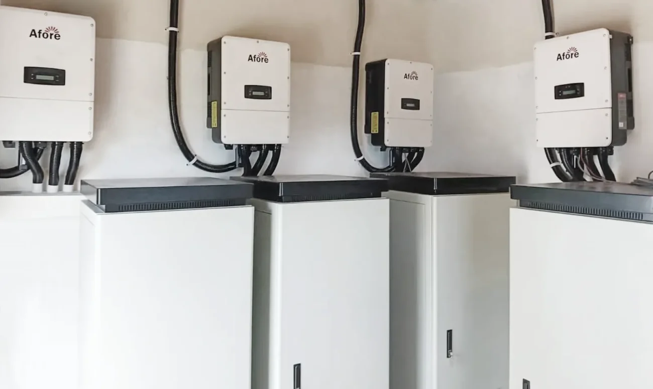 Falowniki fotowoltaiczne w instalacji, serce systemu wirtualnej elektrowni PV.