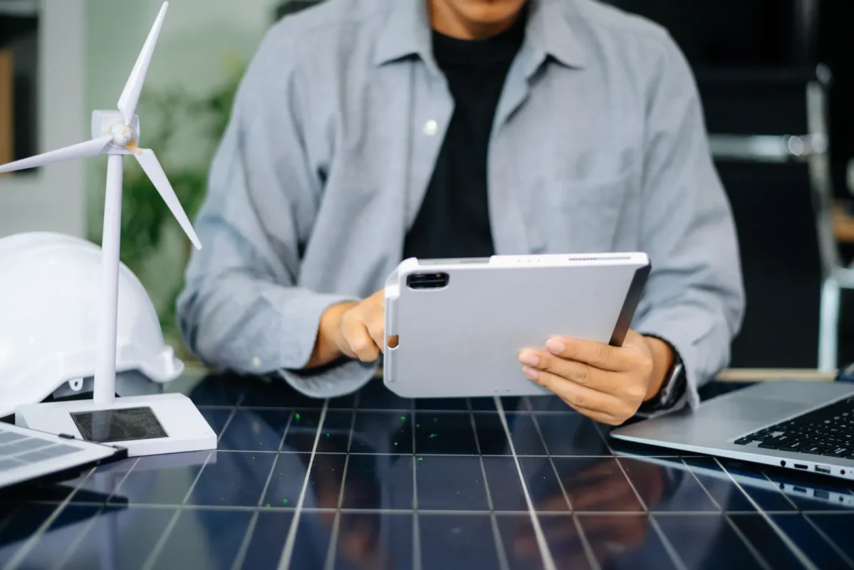 Specjalista sprawdza dane kalkulacyjne ceny instalacji 50 kW na tablecie biurowym.