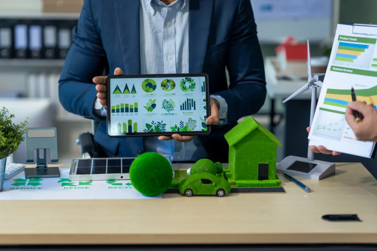 Doradca analizuje dane opłacalności instalacji PV dla przedsiębiorstwa na tablecie.