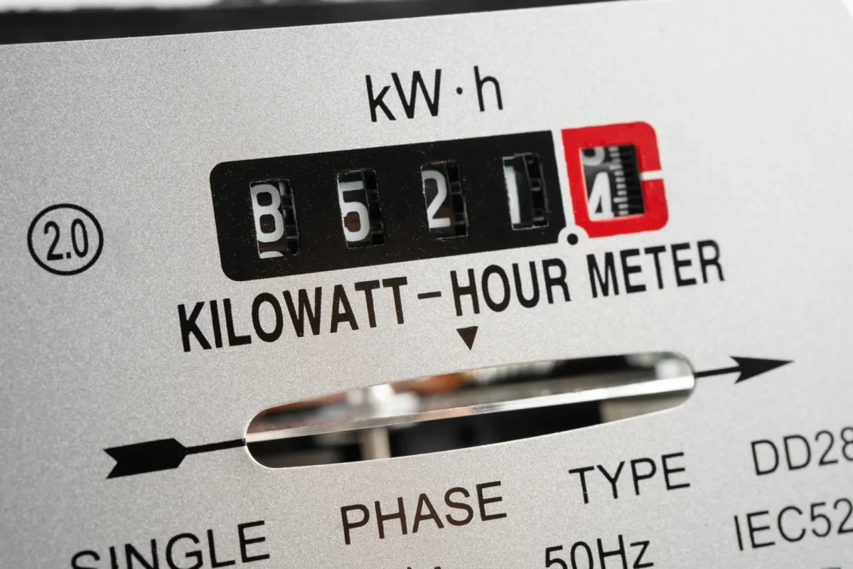 Zbliżenie licznika energii elektrycznej mierzącego zużycie kWh, urządzenie służące do rozliczania poboru prądu dla instalacji z magazynem energii.
