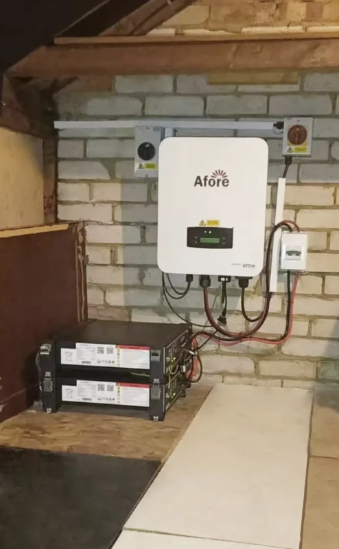 Urządzenia magazynu energii 6kWh oraz falownik tworzą serwisową instalację elektryczną.