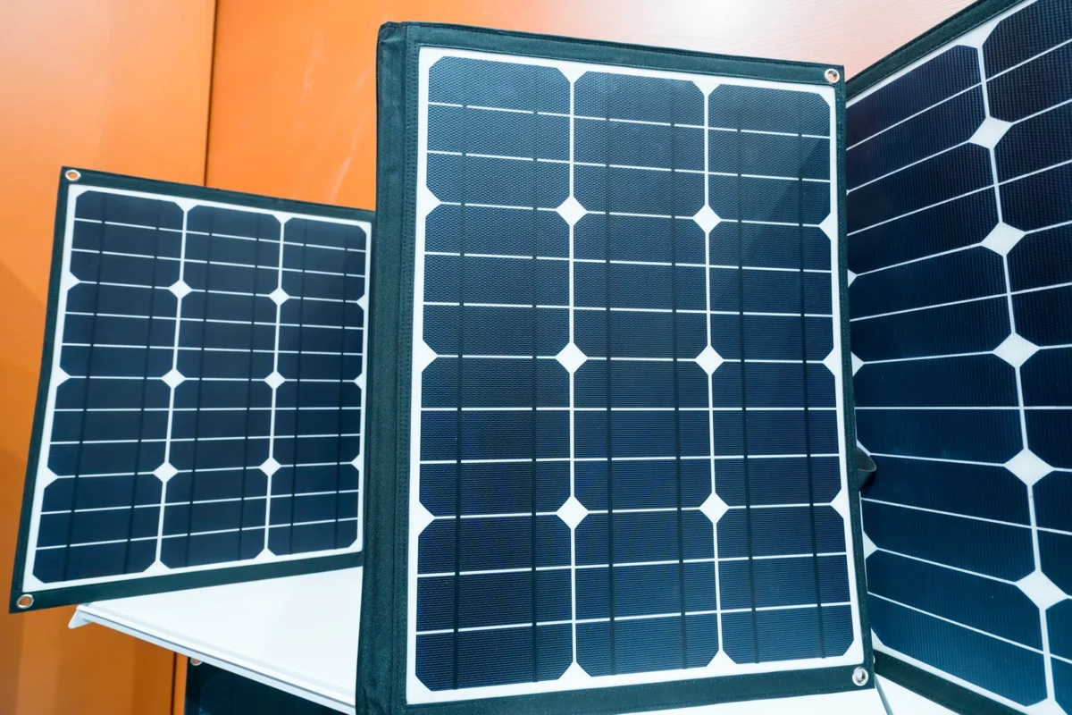 Składane przenośne panele słoneczne przeznaczone do samodzielnej instalacji off-grid, pokazane na wystawie produktów energii odnawialnej.
