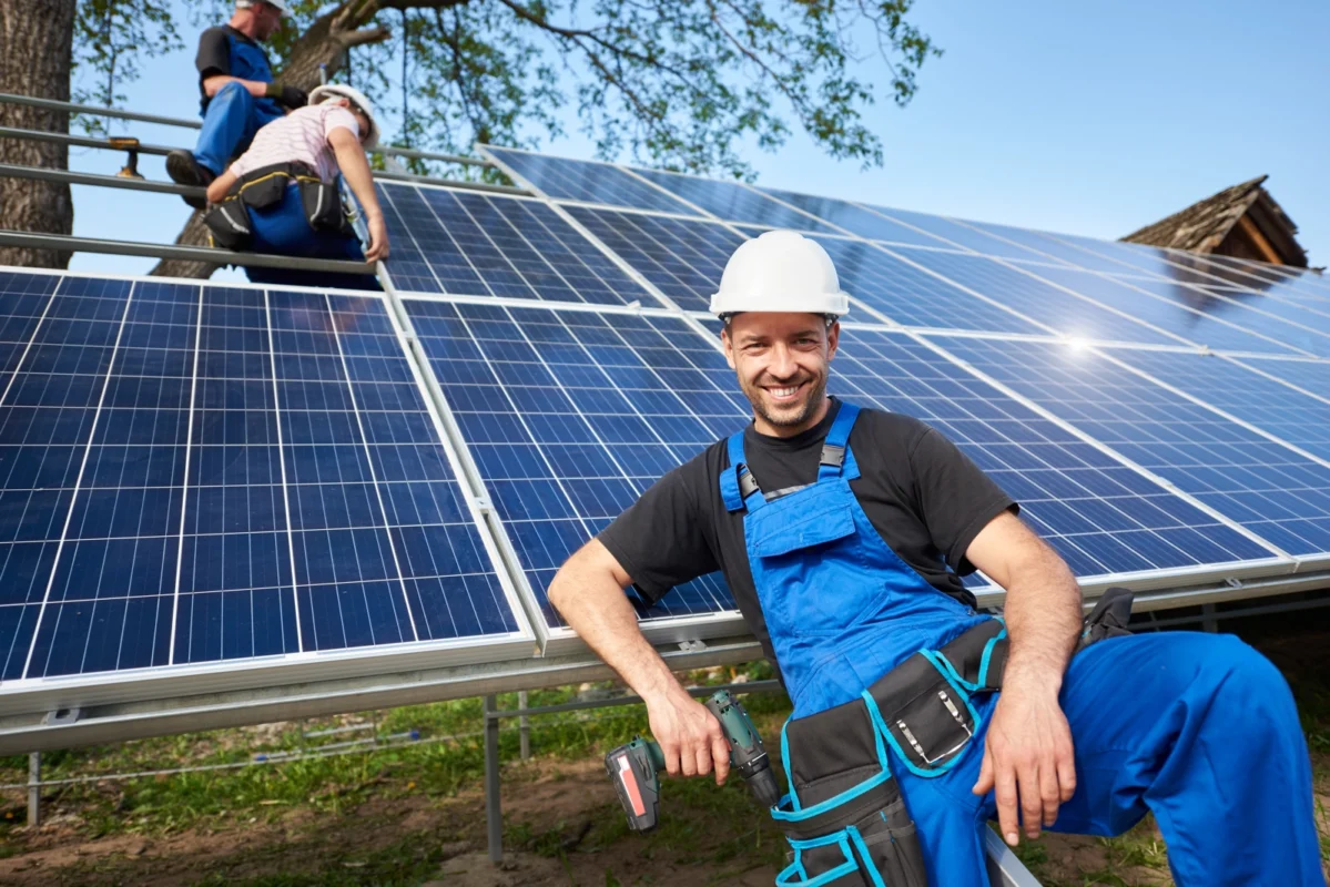 Specjaliści montują moduły słoneczne do budowy instalacji off-grid na zewnątrz.