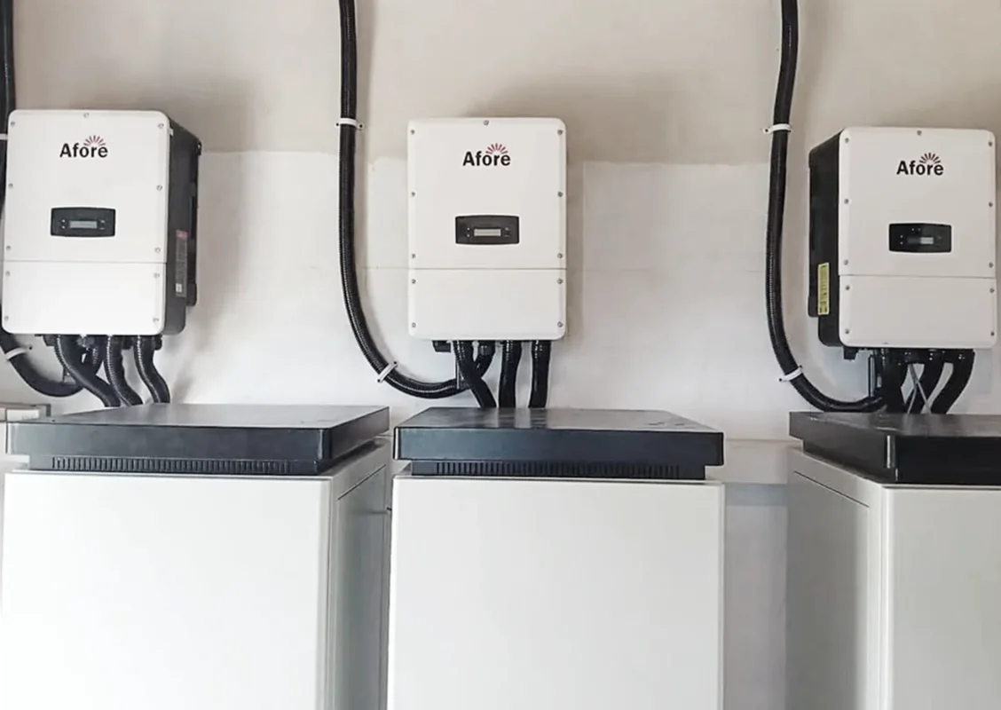 Trzy falowniki marki Afore połączone z magazynami energii, służą do gromadzenia nadmiaru energii elektrycznej wyprodukowanej przez panele słoneczne.