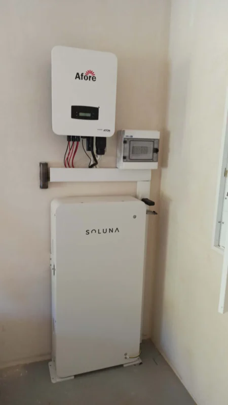 Falownik fotowoltaiczny w instalacji off grid 10 kW zapewniającej niezależność energetyczną.