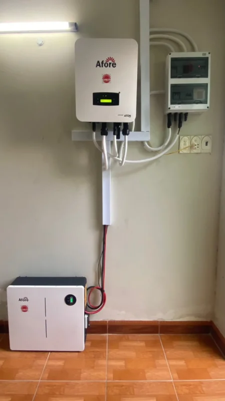 Falownik hybrydowy w systemie PV 10 kW współpracujący z magazynem energii.