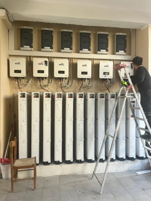 Technik montuje falowniki i magazyny energii marki Afore, urządzenia pozwalają na stabilizację oraz obniżenie zbyt wysokiego napięcia w sieci fotowoltaicznej.